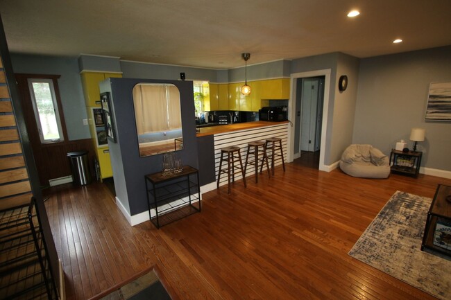 Building Photo - Lovely 3 Bedroom 2 Bathroom!