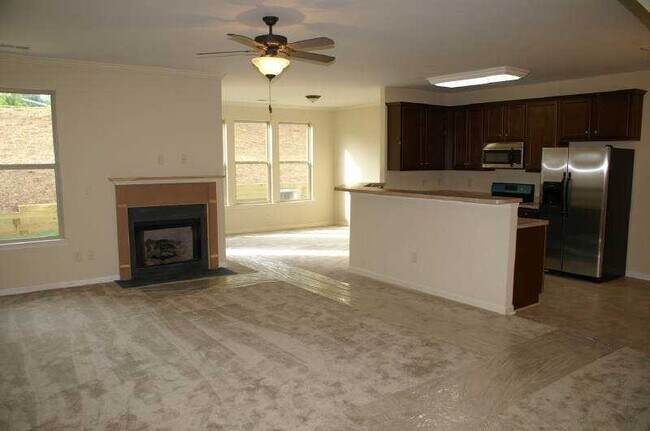 Foto del edificio - TOWN HOME IN GATED COMMUNITY WITH POOL!