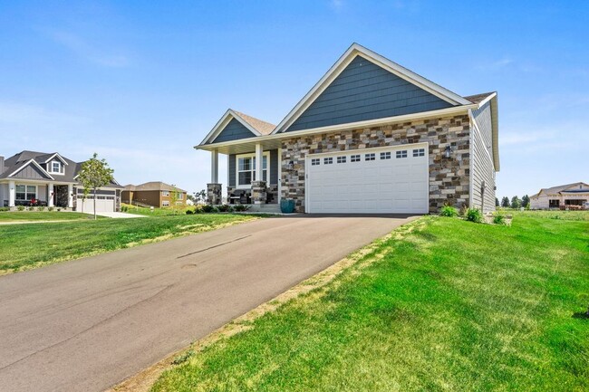 Building Photo - Beautiful, almost new former model home!