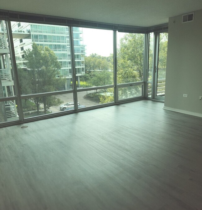 Foto del edificio - 9725 Woods Dr