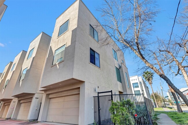 Building Photo - 731 Reinerman St