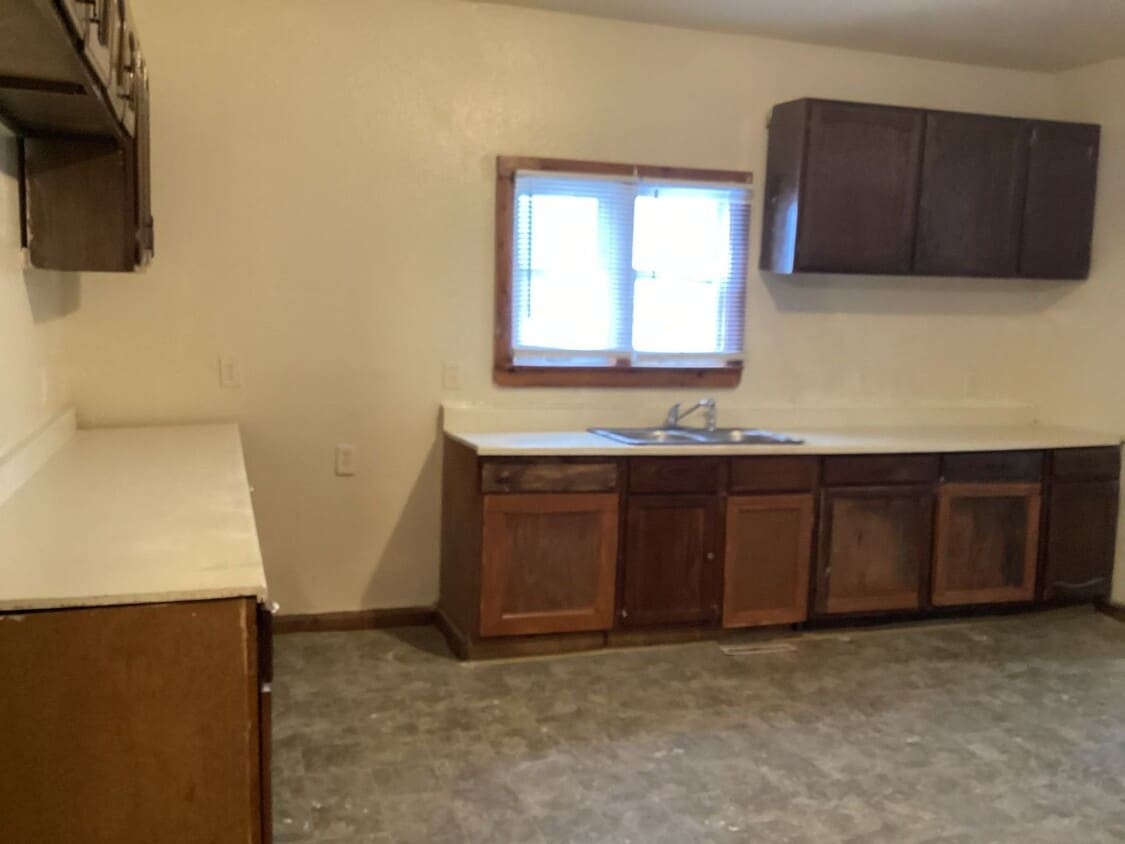 Foto principal - 3 bedroom single family home with detached...