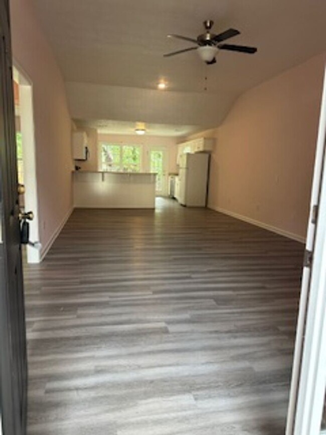 Foto del edificio - 3 BR/ 2 BA Attached Home