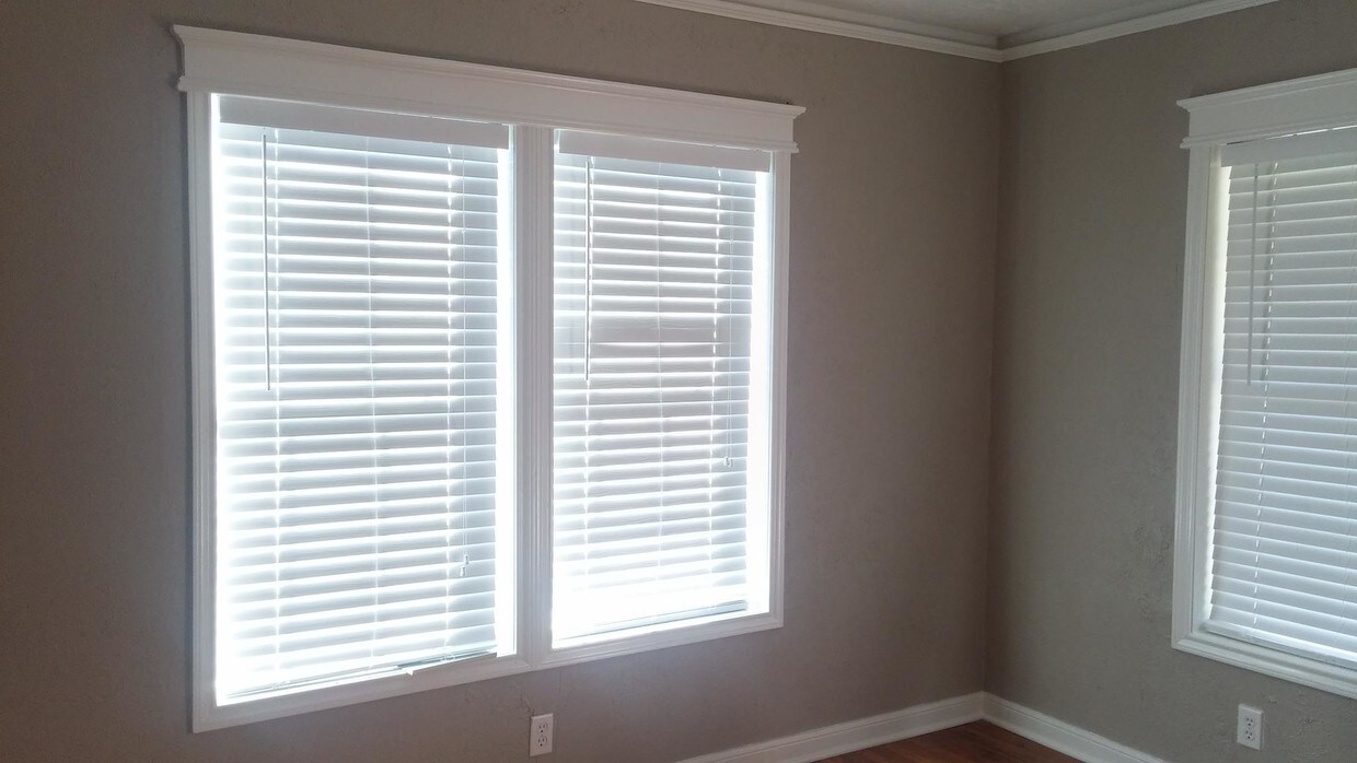 Living room - 1708 N San Jacinto St