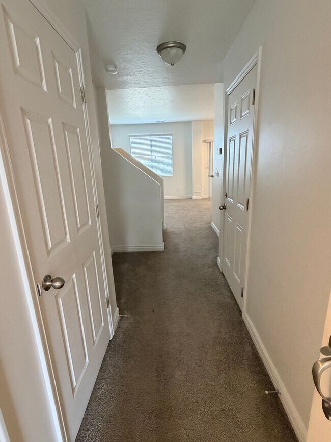 Foto del edificio - PAY NOTHING UNTIL AUGUST 1ST- 3 Bed, 2.5 Bath Townhome in Pleasant Grove