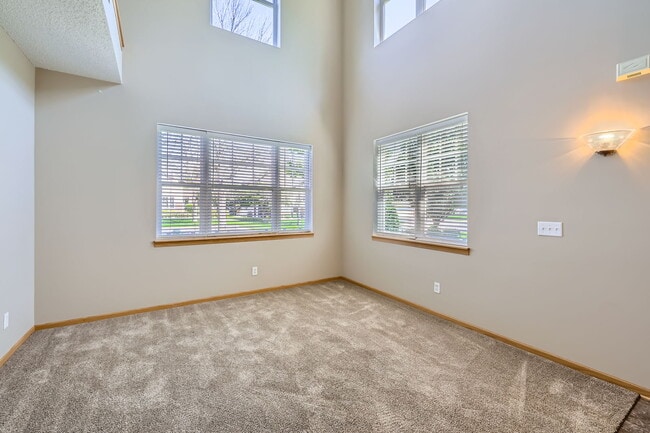 Light and Bright End Unit - 5398 172nd St W