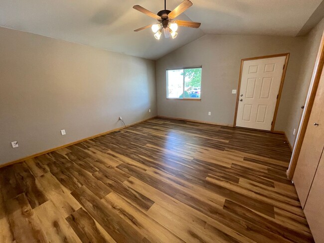 Building Photo - 765 Bluegrass Way