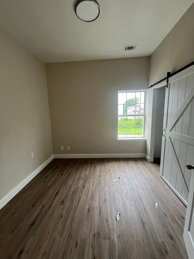 Building Photo - Gorgeous Updated 3 bedroom house!
