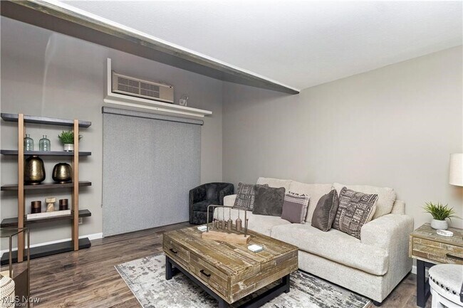 Foto del edificio - 1597 Cedarwood Dr