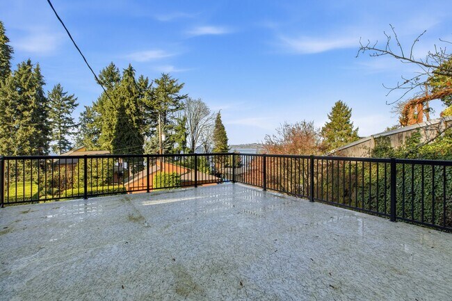 Building Photo - Stunning Sound & Olympic Mountain View Home in North Admiral