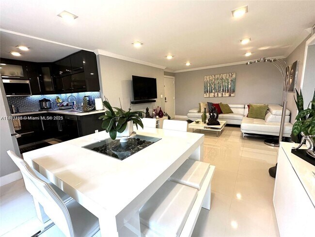 Building Photo - 9350 Fontainebleau Blvd