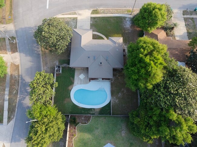 Foto del edificio - 551 Juanita Ave