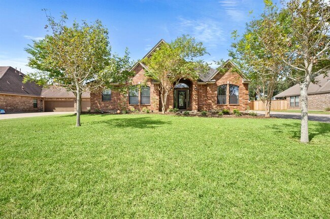 Building Photo - 111 Deerwood Dr