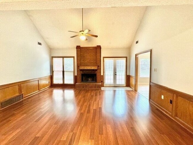 Building Photo - Move In Special! Half off March Rent with ...