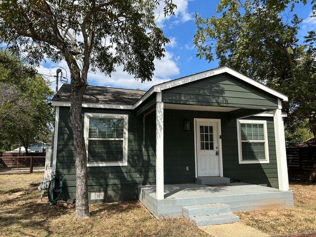 Foto del edificio - 3 Bedroom Craftsman Style House Close to D...