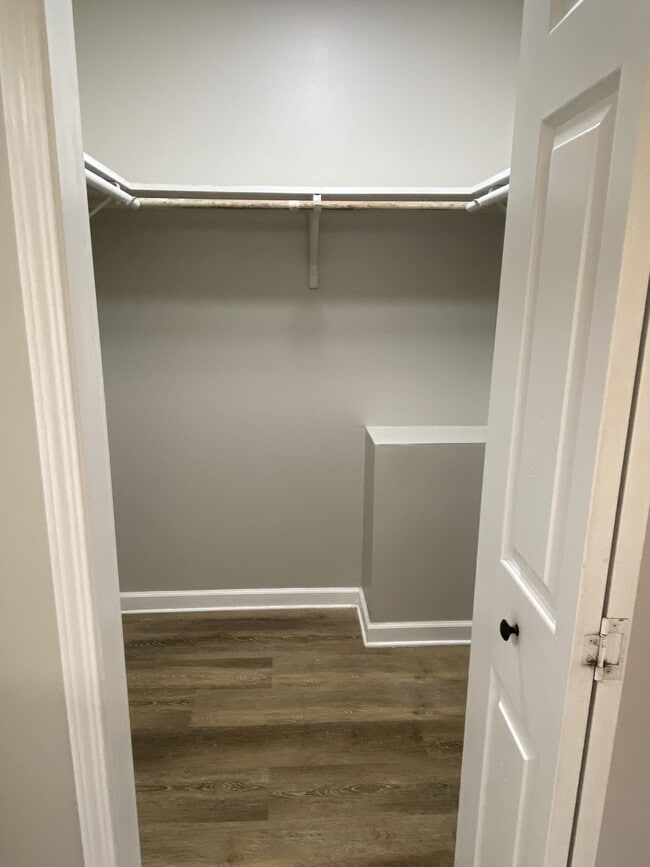 Building Photo - 145 Viking Dr