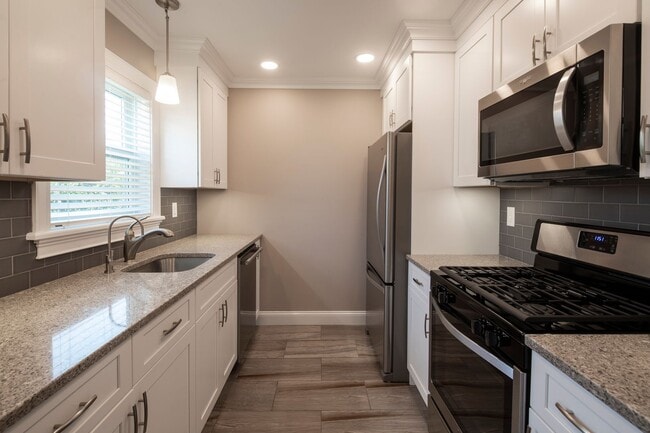 Foto del interior - Leonia Manor: In-Unit Washer & Dryer, Heat, Hot & Cold Water Included, Cat & Dog Friendly, and Wa...