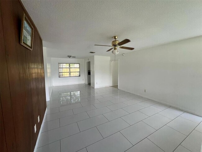 Building Photo - 1662 Cresthaven Ave