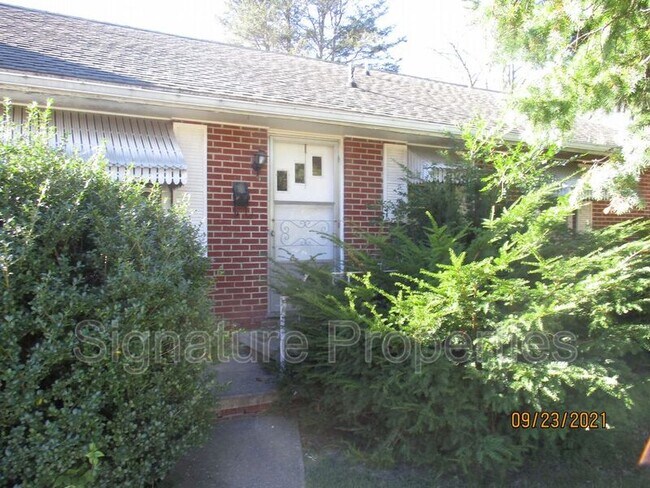Building Photo - 201 N Delphine Ave