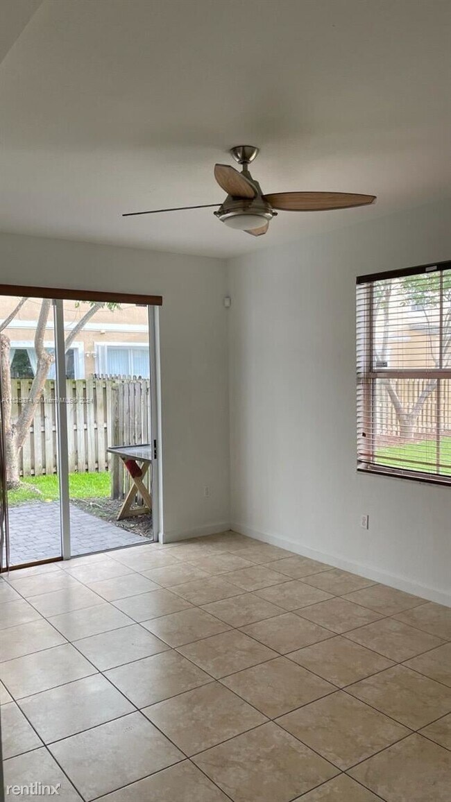Building Photo - 3 br, 3 bath House - 2934 SE 1st Dr Unit 10