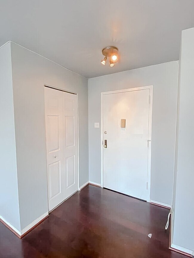 Foto del edificio - Beautiful 1 Bed 1 Bath Condo In Pavilion On The Park High-Rise Building In Alexandria City