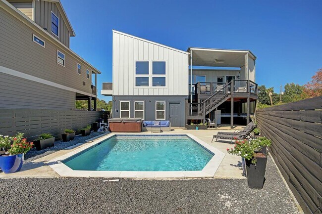 Building Photo - 701 Baywood Dr