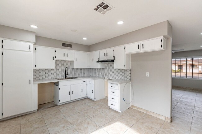 Building Photo - 8633 W Weldon Ave
