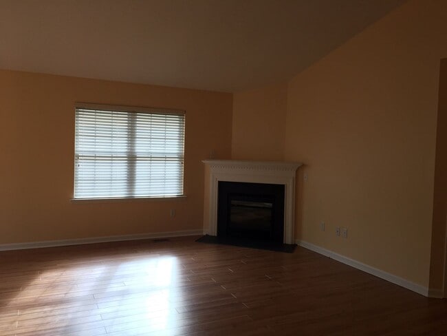 Building Photo - 88 E Danbury Ln