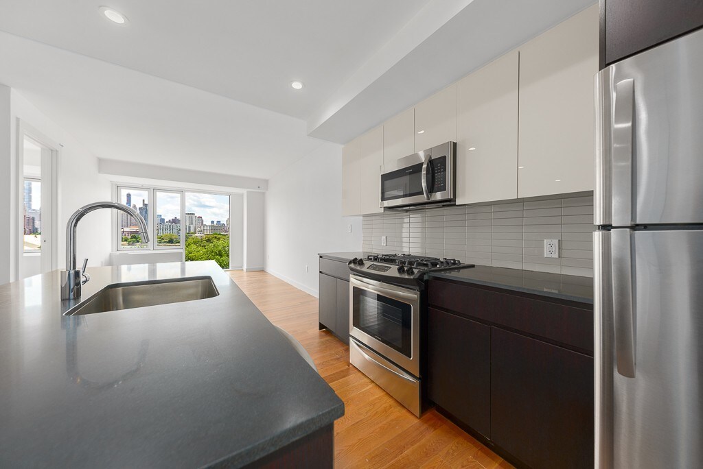 314343 Vernon Blvd Unit 601, Queens, NY 11106 Room for Rent in