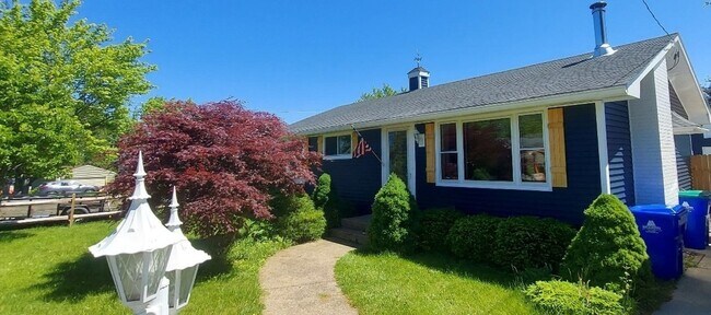 Building Photo - Freshly renovated three-bedroom house in L...