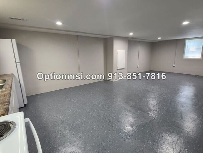 Building Photo - Available NOW in Harrisonville!!