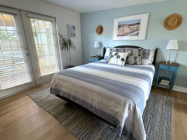 Building Photo - 2 Bedroom 2 Bath Annual Furnished Cottage ...
