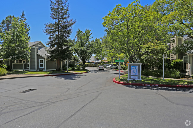 Building Photo - Lakeside Townhomes