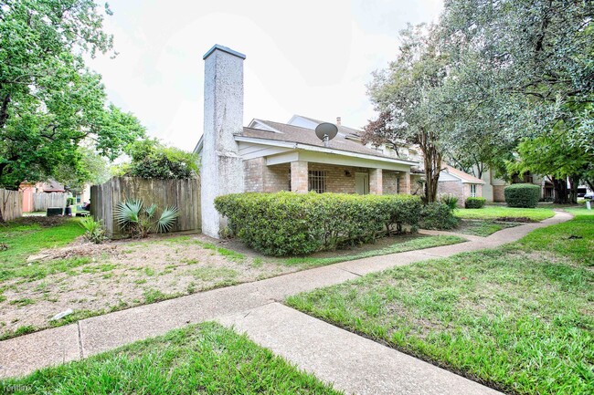 Building Photo - 2 br, 1.5 bath House - 12427 W Village Dr A A