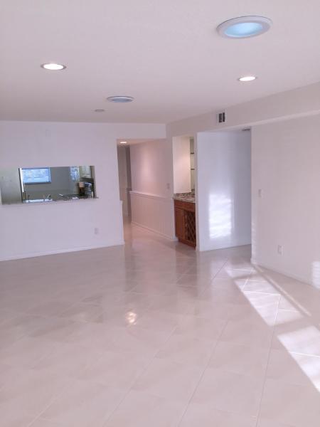 Building Photo - 135 Raintree Trl