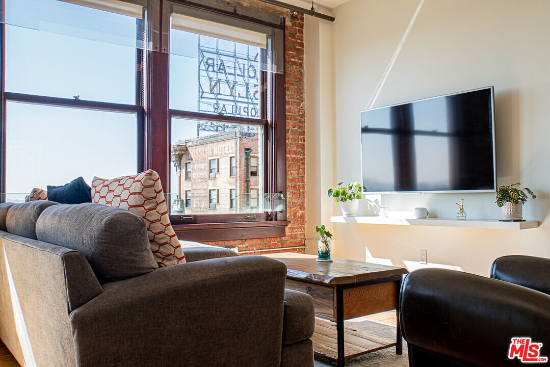 Foto principal - 460 S Spring St