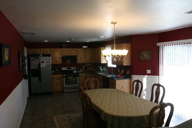 Foto del edificio - Huge 3 bed 2.5 bath single home in Spanish...