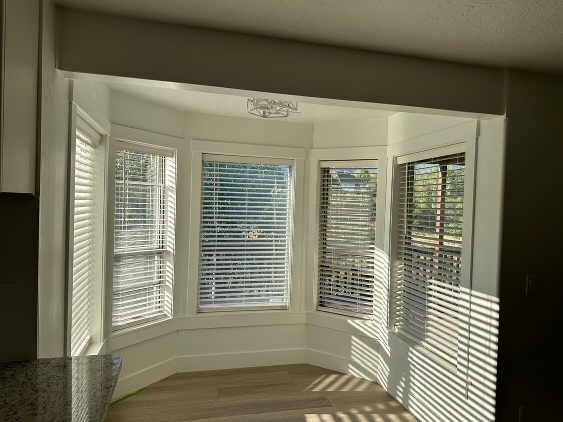 Kitchen nook - 308 Hillside Cir