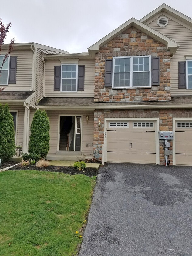 Primary Photo - Attractive & Spacious 3 Br 2.5 Bath w/ Gar...