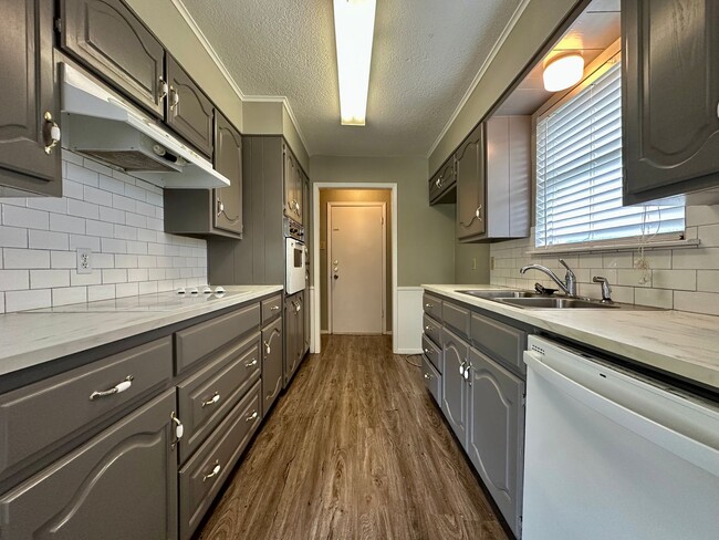 Building Photo - Single Family Home *LEASING SPECIAL AVAILABLE*