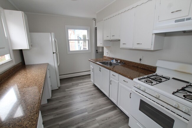 Foto del edificio - 3 Bedroom close to Uptown Kingston availab...