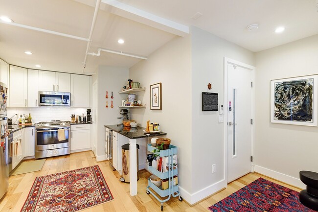 Foto del edificio - Live "La Belle Vie"! Your Spacious 2BR, 929 sf Retreat in Columbia Heights is a First-time Rental!
