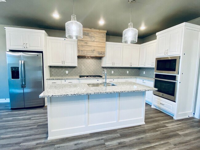 Foto del edificio - Recent Construction - 4/2/2 Available in L...