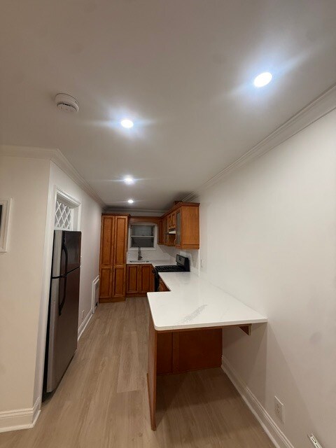Full kitchen with appliances, backsplash and quartz counters - 1120 50th St