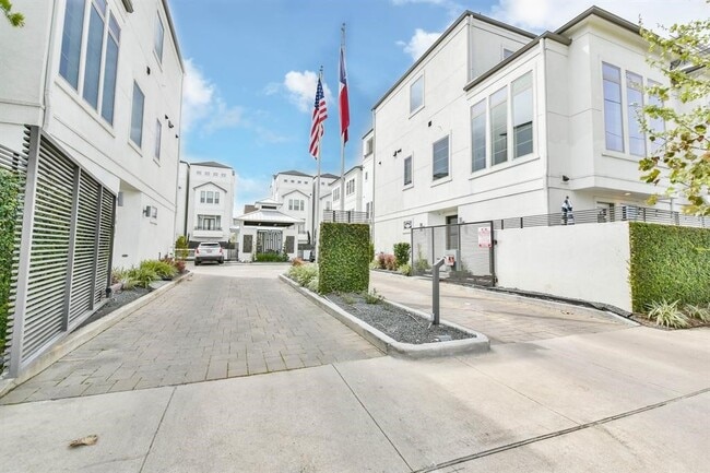 Foto del edificio - 423 T C Jester Blvd