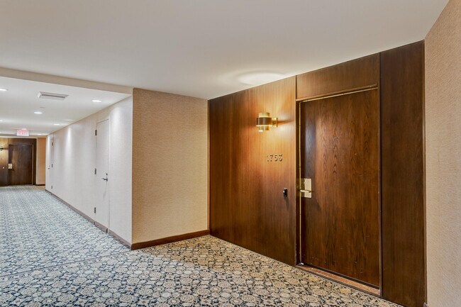 Foto del edificio - 100 Lakeshore Dr