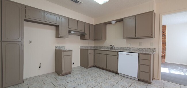 Building Photo - Spacious home with 4 bedroom/2 bath with f...