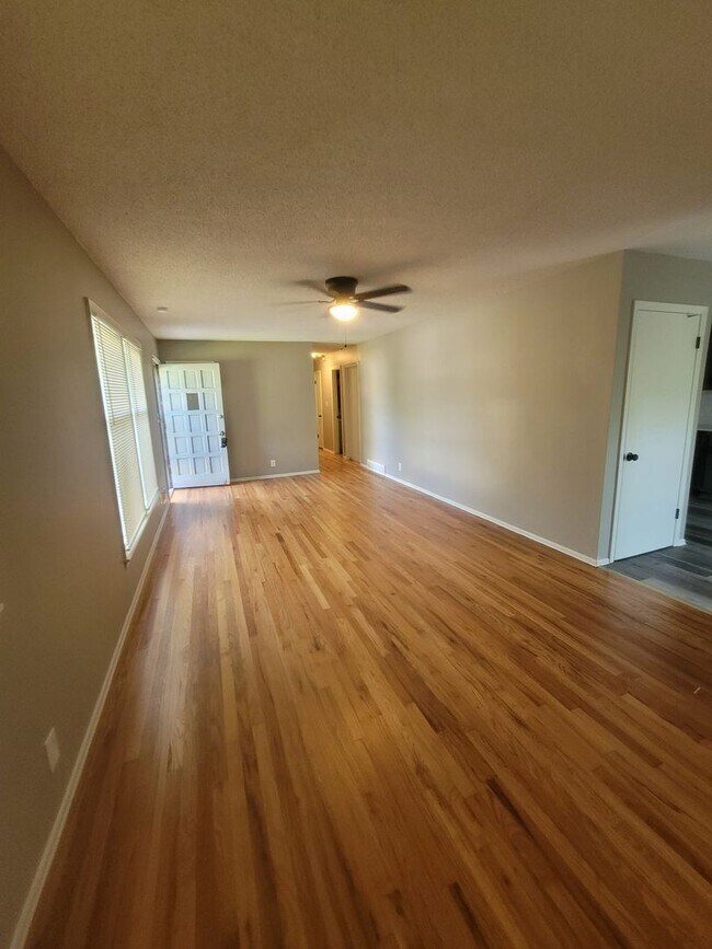 Foto del edificio - Available This Spring – Reserve Early! - Large SF in North KC