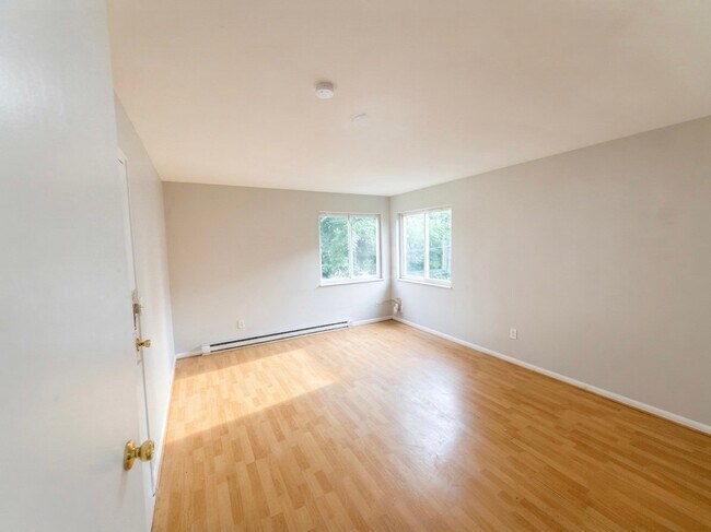 Building Photo - 1582 Crest Hill Ave