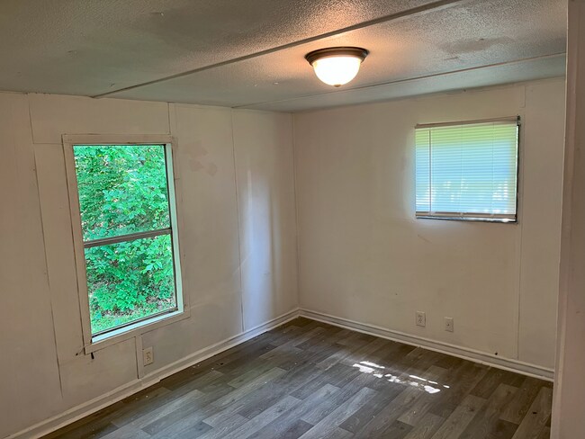 Building Photo - 6690 Skyview Dr SE